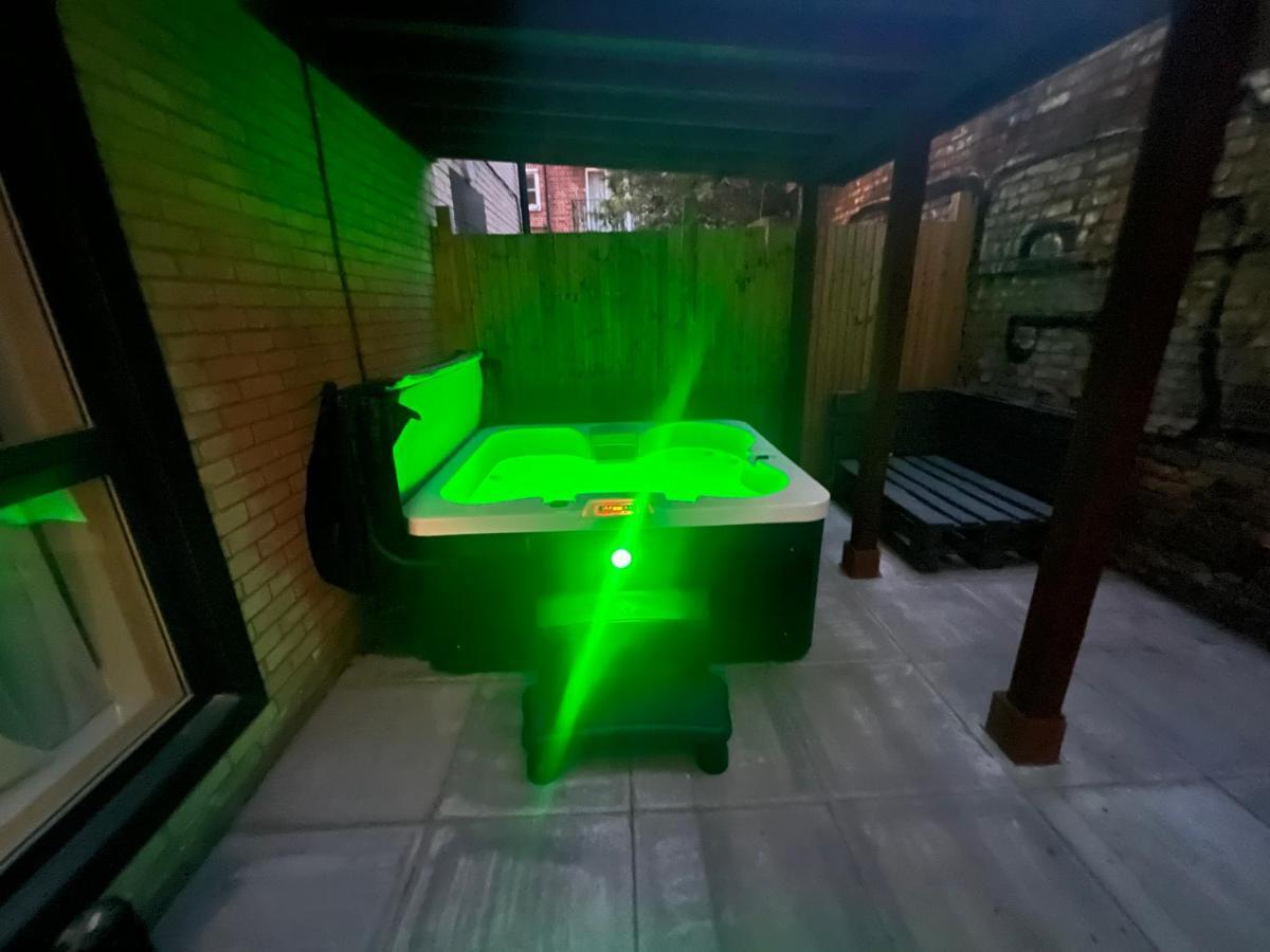 Central London, Jaccuzzi,Newbuild, 2 Bedrooms Two Baths Ngoại thất bức ảnh