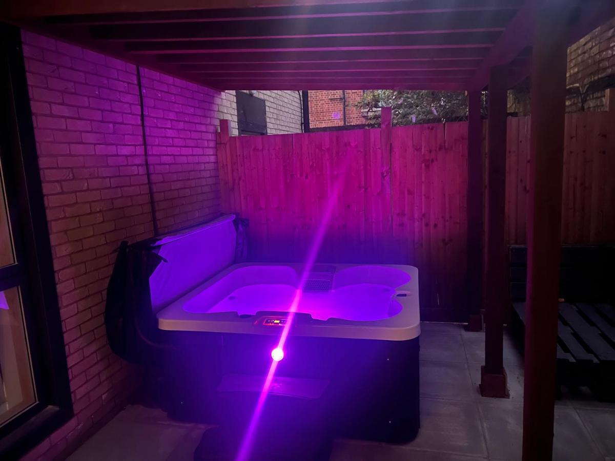 Central London, Jaccuzzi,Newbuild, 2 Bedrooms Two Baths Ngoại thất bức ảnh